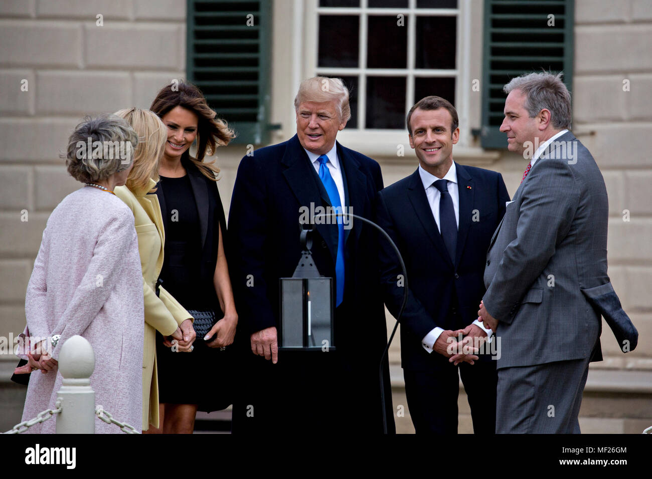 Doug Bradburn, Präsident und Chief Executive Officer von George Washington's Mount Vernon, von rechts, Emmanuel Längestrich, Frankreichs Präsident, US-Präsident Donald Trump, First Lady der USA Melania Trump, Brigitte Längestrich, ersten französischen Dame, und Sarah Miller Coulson, mit dem Mount Vernon Damen Association, Tour außerhalb der Villa am Mount Vernon Estate des ersten US-Präsidenten George Washington in Mount Vernon, Virginia, USA, am Montag, 23. April 2018 Regent. Wie Längestrich für den ersten Staatsbesuch des Präsidenten, des Trump ankommt, die US-Führer bedroht die Global Trading System w Zu hochkant Stockfoto