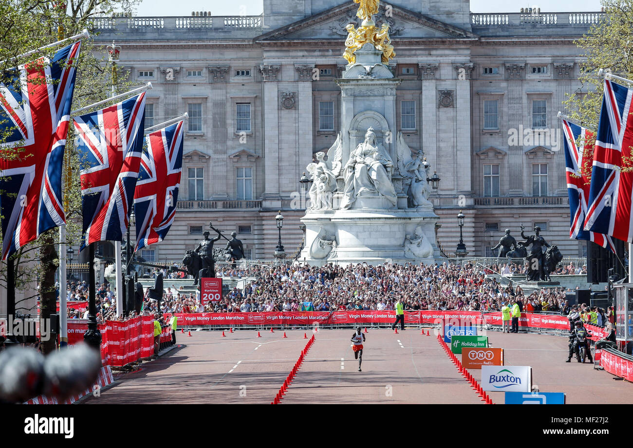 Eliud KIPCHOGE aus Kenia, der Sieger der Virgin Money London Marathon Ansätze die Ziellinie in London, England am 22. April 2018. Stockfoto