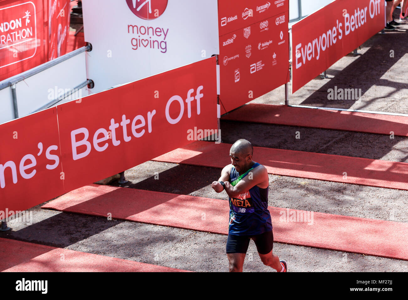 Pedro Meza an der Ziellinie Para - Leichtathletik Marathon World Cup für Männer para-Athleten mit der unteren und oberen Extremität Beeinträchtigungen während der Virgin Money London Marathon in London, England am 22. April 2018. Stockfoto