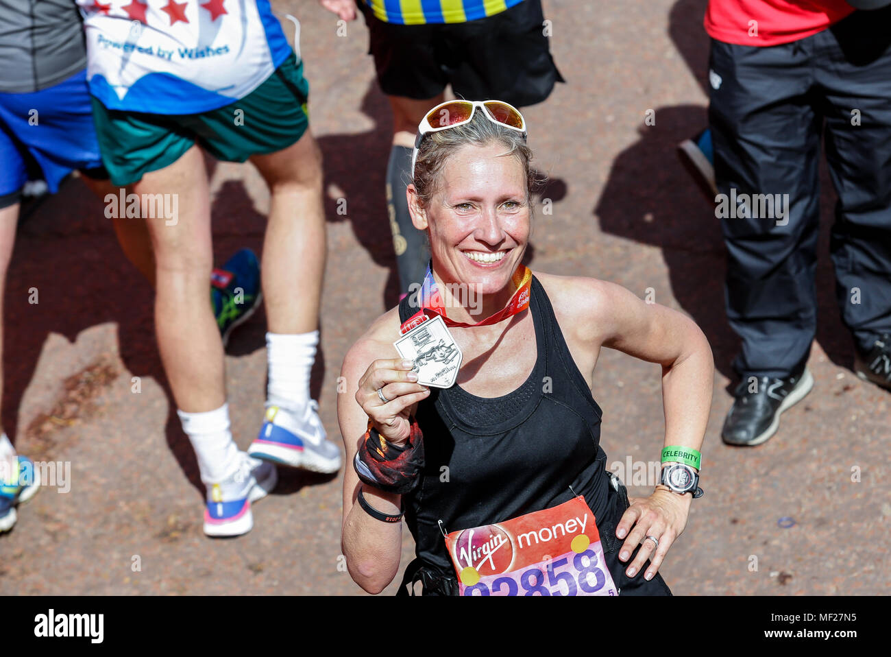 Sophie Raworth an der Ziellinie während der Virgin Money London Marathon in London, England am 22. April 2018. Stockfoto