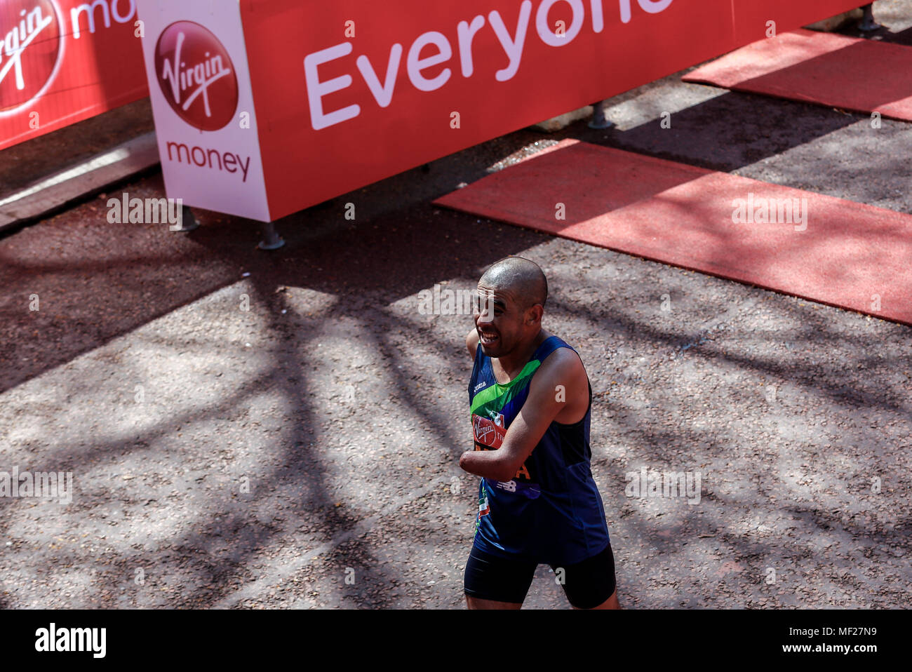 Pedro Meza an der Ziellinie Para - Leichtathletik Marathon World Cup für Männer para-Athleten mit der unteren und oberen Extremität Beeinträchtigungen während der Virgin Money London Marathon in London, England am 22. April 2018. Stockfoto