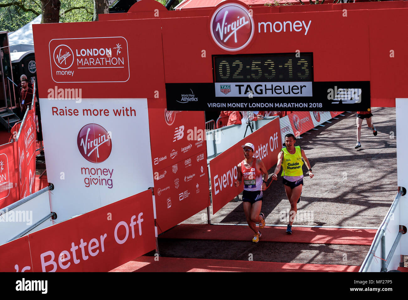 Shinji YAMASHITA überquert die Ziellinie in Para-Leichtathletik Marathon World Cup für Männer para-Athleten mit Sehbehinderung, die mit einem Führer während der Virgin Money London Marathon in London, England am 22. April 2018 laufen. Stockfoto