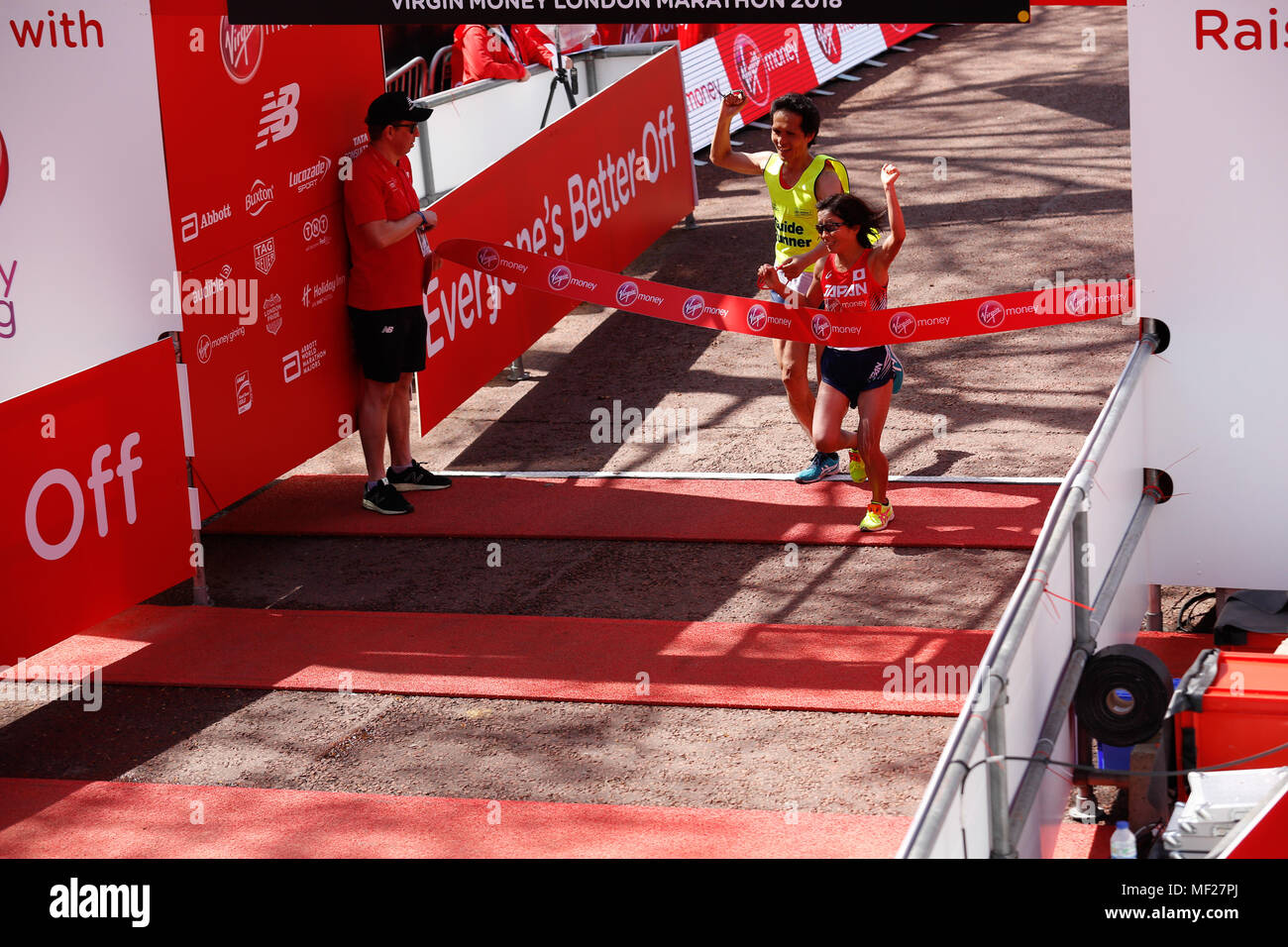 Misato MICHISHITA gewinnt Para - Leichtathletik Marathon WM für Frauen para-Athleten mit einer Sehbehinderung, die mit Reiseleitung während der Virgin Money London Marathon in London, England am 22. April 2018 laufen. Stockfoto