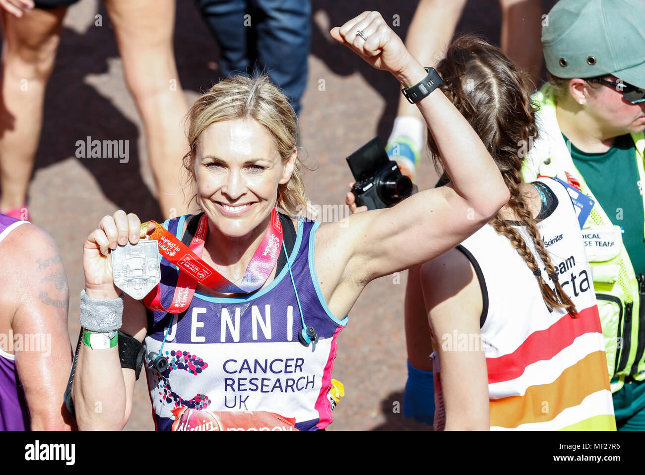 Jenni Falconer an der Ziellinie während der Virgin Money London Marathon in London, England am 22. April 2018. Stockfoto