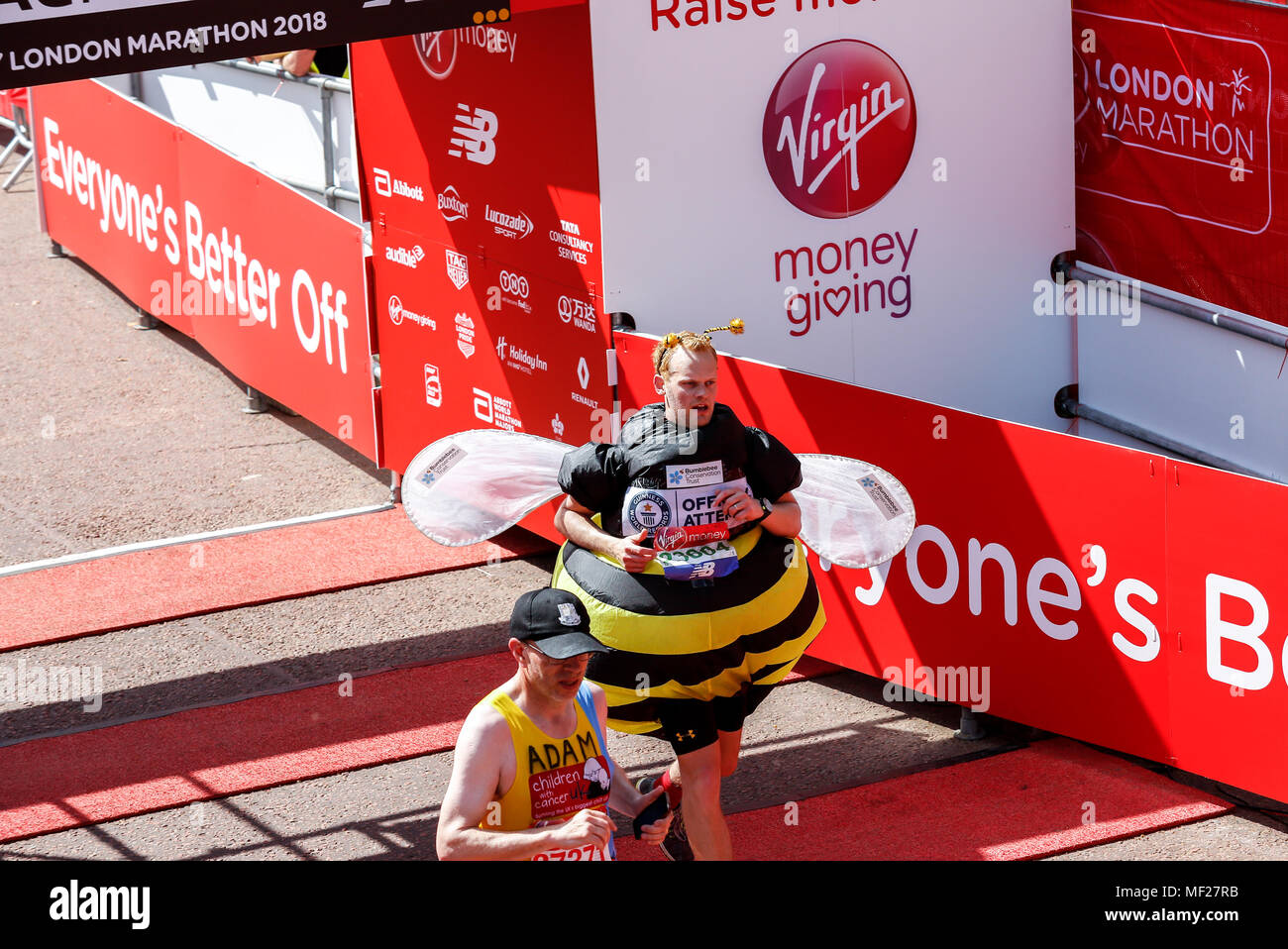 Läufer Kleid in ausgefallenen Kostümen Geld für Nächstenliebe zum Fundraise während der Virgin Money London Marathon in London, England am 22. April 2018. Stockfoto