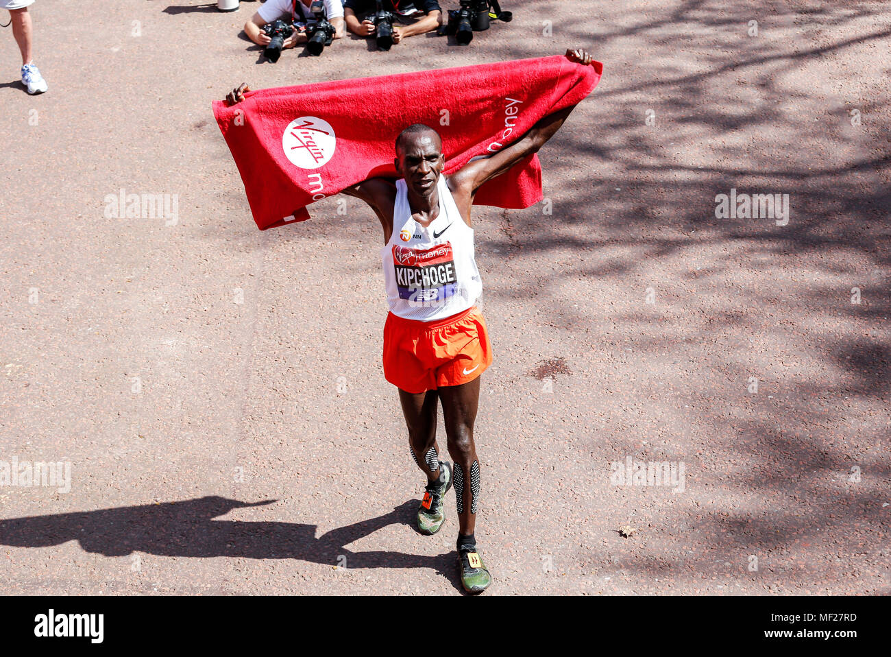 Eliud KIPCHOGE aus Kenia gewinnt den Virgin Money London Marathon in London, England am 22. April 2018. Stockfoto