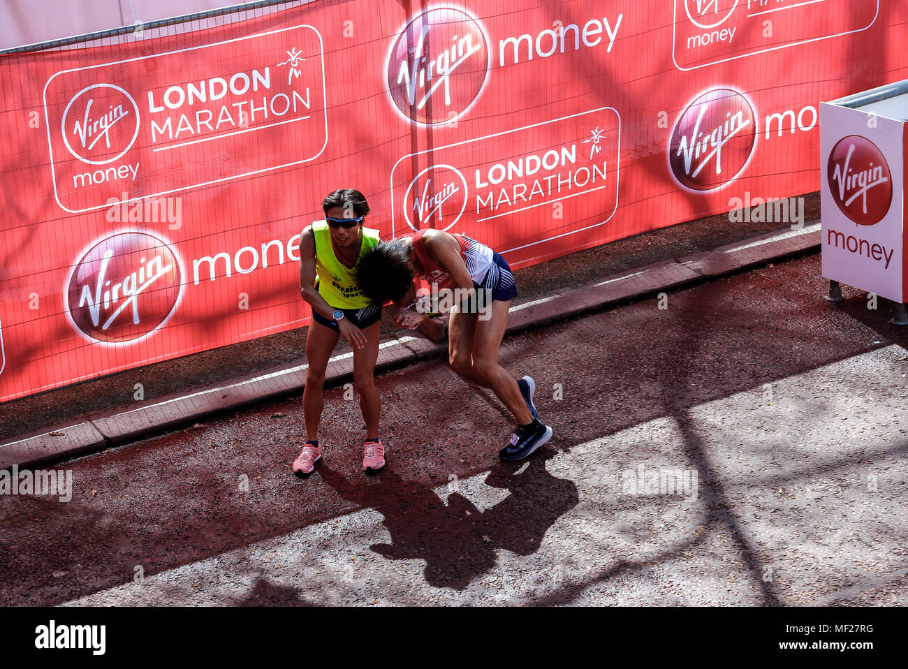 Satoru YONEOKA nach dem Überqueren der Ziellinie in Para-Leichtathletik Marathon World Cup für Männer para-Athleten mit Sehbehinderung, die mit einem Führer während der Virgin Money London Marathon in London, England am 22. April 2018 laufen müde. Stockfoto