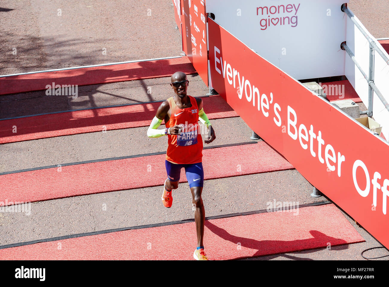 Mo Farrah aus Großbritannien kommt die dritte an der Ziellinie während der Virgin Money London Marathon in London, England am 22. April 2018. Stockfoto