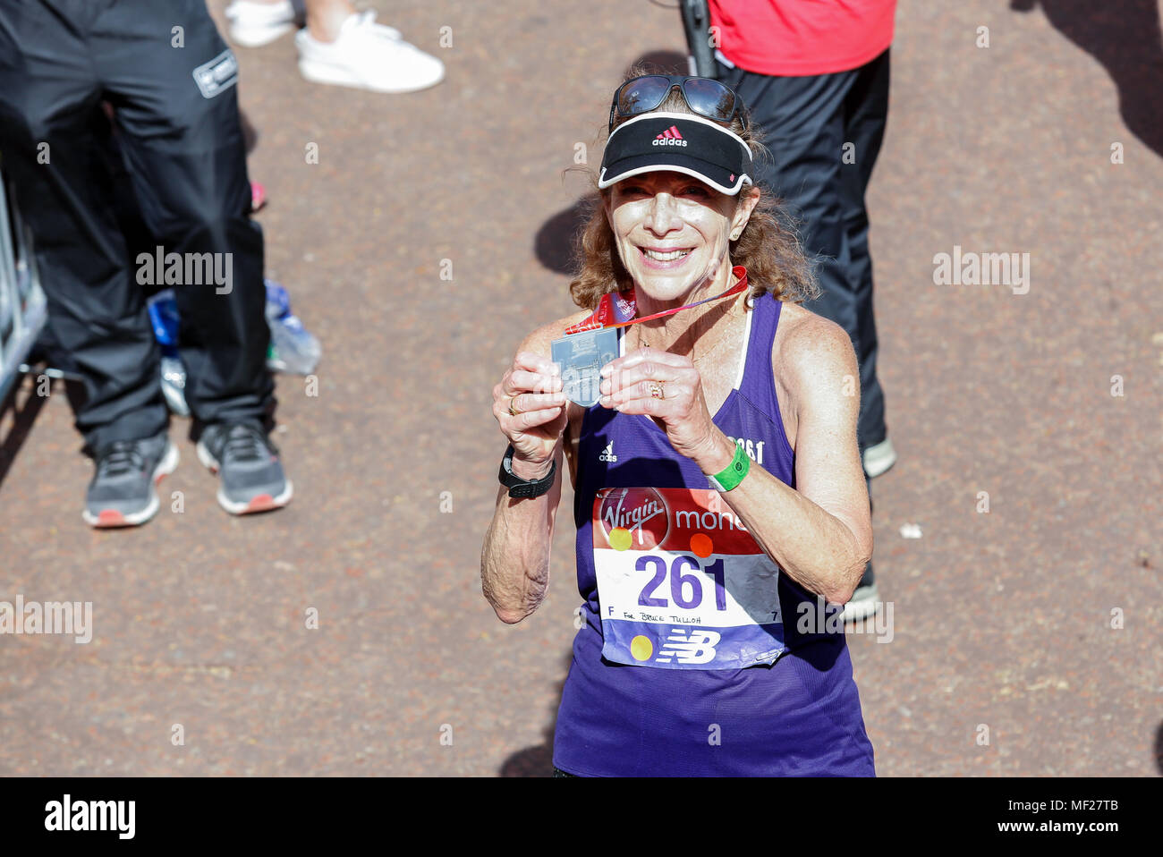 Katherine Switzer auf der Ziellinie während der Virgin Money London Marathon in London, England am 22. April 2018. Stockfoto