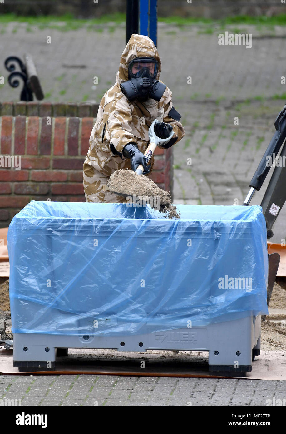 Salisbury, Wiltshire, UK. 24. April 2018. Soldaten in Atemschutzgeräte ersetzen die Pflasterung, wo russischer Spion Sergei Skripal und seine Tochter brach nach ihren Nerv agent angreifen. Credit: Finnbarr Webster/Alamy leben Nachrichten Stockfoto Salisbury, Wiltshire, UK. 24. April 2018. Soldaten in Atemschutzgeräte ersetzen die Pflasterung, wo russischer Spion Sergei Skripal und seine Tochter brach nach ihren Nerv agent angreifen. Credit: Finnbarr Webster/Alamy leben Nachrichten Stockfoto