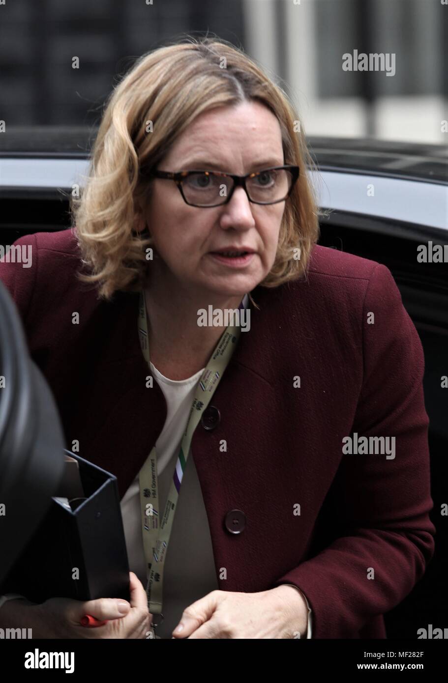 London, UK, 24. April 2018. Amber Rudd Staatssekretär für das Innenministerium bei Ankunft in der Downing Street Kredit: Stockfoto