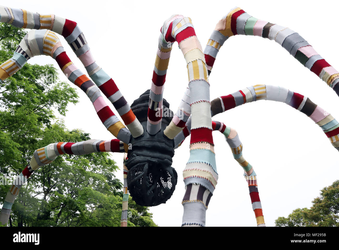 Tokio, Japan. 24 Apr, 2018. Französischen Bildhauer Louis Bourgeois' Spider geformten Bronze Skulptur 'maman' ist mit gestrickten fabrisc durch amerikanische Textilkünstlerin Magda Sayeg 15 Roppongi Hills" Jubiläum auf der Tokyo Roppongi Hills großes Einkaufszentrum und Büros Komplex am Dienstag zu feiern gewickelt, 24. April 2018. Die Spinne sulpture mit bunten Strümpfen wird durch Mai 27 angezeigt werden. Credit: Yoshio Tsunoda/LBA/Alamy leben Nachrichten Stockfoto