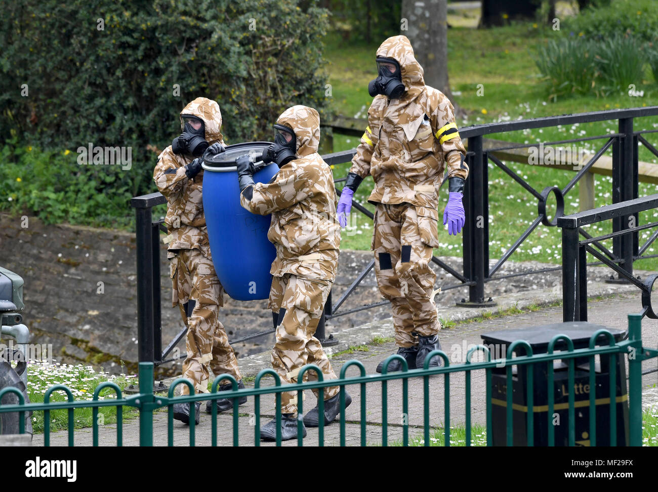 Salisbury, Wiltshire, UK. 24 Apr, 2018. Soldaten in Atemschutzgeräte ersetzen die Pflasterung, wo russischer Spion Sergei Skripal und seine Tochter brach nach ihren Nerv agent angreifen. Credit: Finnbarr Webster/Alamy leben Nachrichten Stockfoto Salisbury, Wiltshire, UK. 24 Apr, 2018. Soldaten in Atemschutzgeräte ersetzen die Pflasterung, wo russischer Spion Sergei Skripal und seine Tochter brach nach ihren Nerv agent angreifen. Credit: Finnbarr Webster/Alamy leben Nachrichten Stockfoto