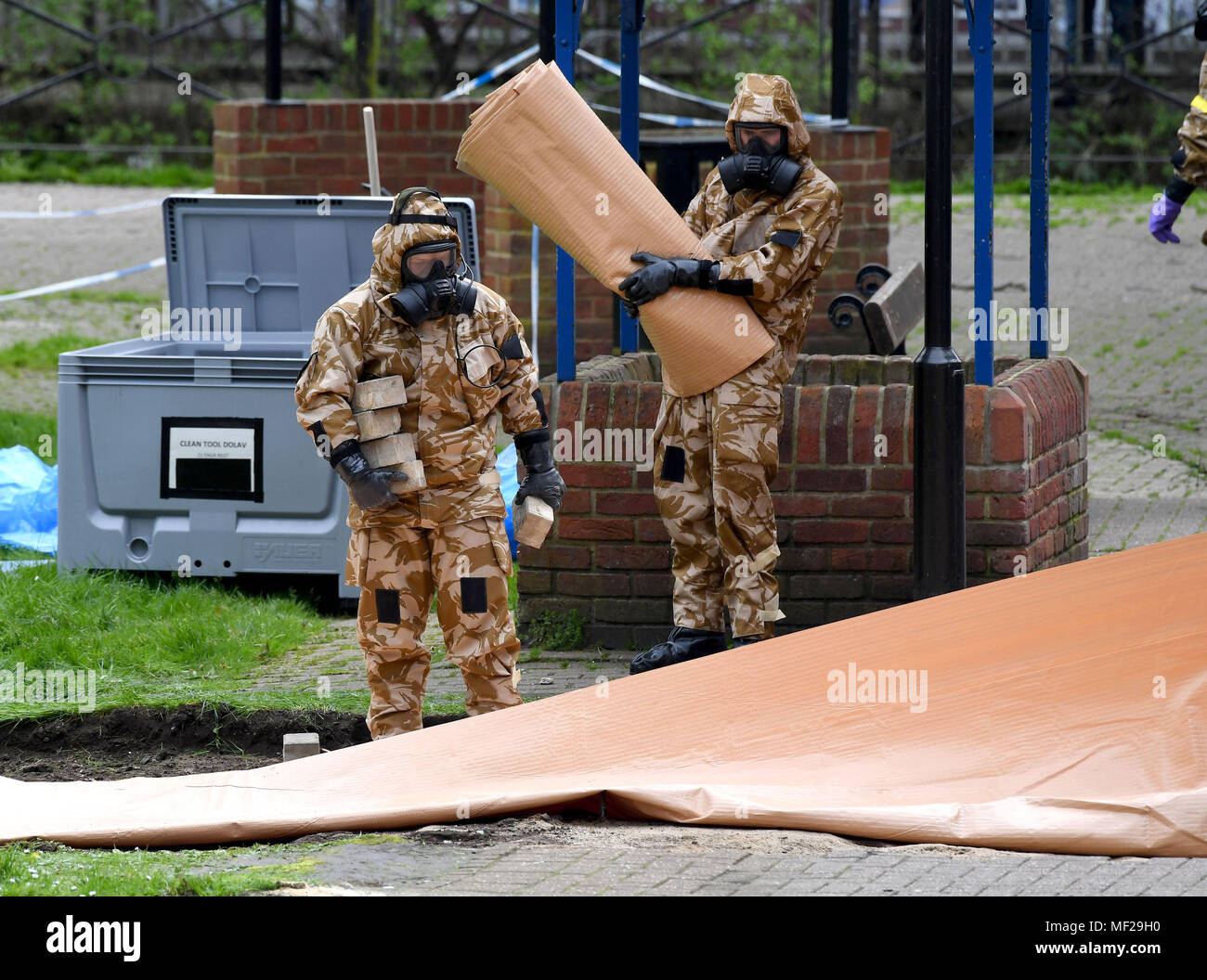 Salisbury, Wiltshire, UK. 24 Apr, 2018. Soldaten in Atemschutzgeräte ersetzen die Pflasterung, wo russischer Spion Sergei Skripal und seine Tochter brach nach ihren Nerv agent angreifen. Credit: Finnbarr Webster/Alamy leben Nachrichten Stockfoto Salisbury, Wiltshire, UK. 24 Apr, 2018. Soldaten in Atemschutzgeräte ersetzen die Pflasterung, wo russischer Spion Sergei Skripal und seine Tochter brach nach ihren Nerv agent angreifen. Credit: Finnbarr Webster/Alamy leben Nachrichten Stockfoto