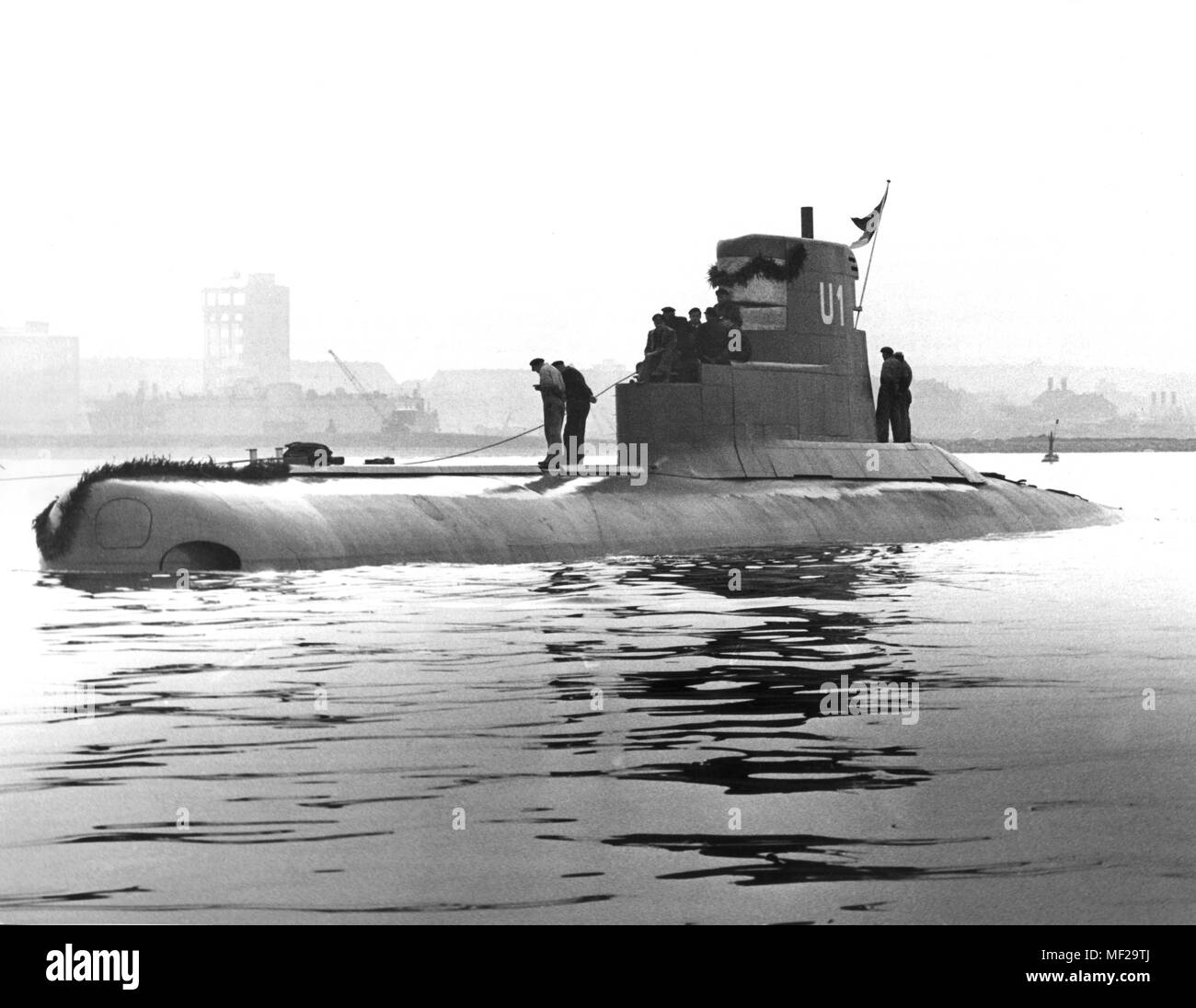 Das U-Boot U1 kurz nach Überschwemmungen in den Kieler-Forde am 21.10.1961. Die erste für die Deutsche Marine neu gebaute U-Boot "U1" am Samstag (21.10.1961) nach einem Jahr der Bau an der Howaldtwerken in Kiel schwebte. Mit der "U1", die Deutsche Marine hat sich im Laufe der ersten von zwölf U-Boote, die in den ersten zwei Jahren der erste und bisher einzige submarine Squadron in Kiel-Wik gestellt werden. Die neue U-Boot Type wird von Experten als die meisten modernen Unterwasser Kriegsschiff betrachtet. Die "U1", die für mehr als zehn Millionen Mark gebaut wurde, ist 350 Tonnen, hat eine Länge von 44 me Stockfoto