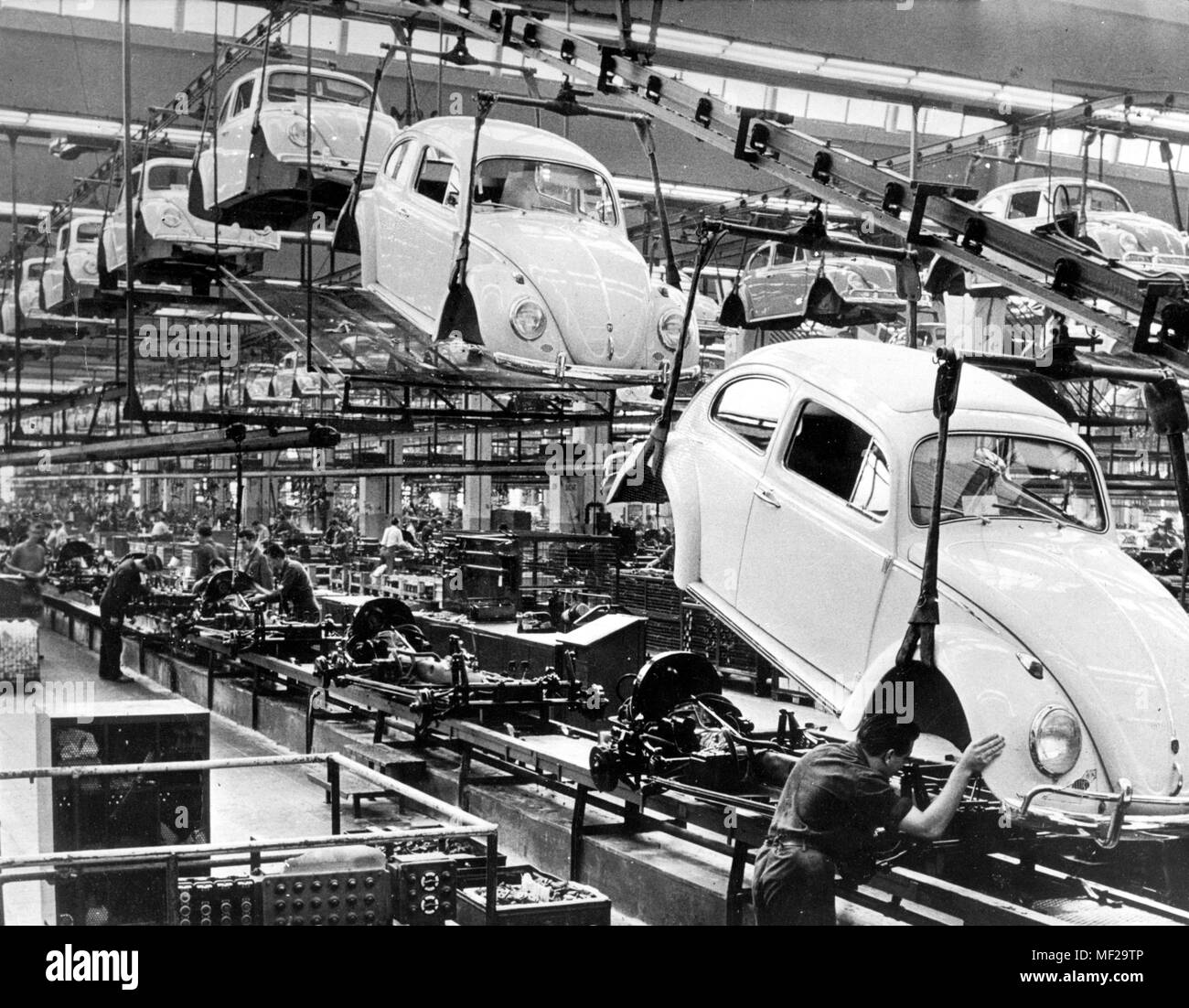 Innenansicht der Montagehalle für den VW Kafer im Volkswagen Werk Wolfsburg, 1966 übernommen. Am 30. Juli 2003, weltweit letzten kafer wird in Mexiko gestartet werden. Dawith Spaziergänge in der Nähe der Stadt Puebla - 125 km südöstlich von Mexiko Stadt - eine fast 70-jährige Kapitel der Automobilgeschichte. Die letzte Kafer ist Teil einer nostalgischen Edition von insgesamt 3000 Stück, die VW vor einigen Wochen gestartet hatte. Von der Kafer, der in den dreißiger Jahren von Ferdinand Porsche, insgesamt 21,5 Millionen Exemplare entwickelt wurden gebaut, davon 1,7 Millionen in Mexiko. Seit 1996 war Mexiko das einzige loc Stockfoto