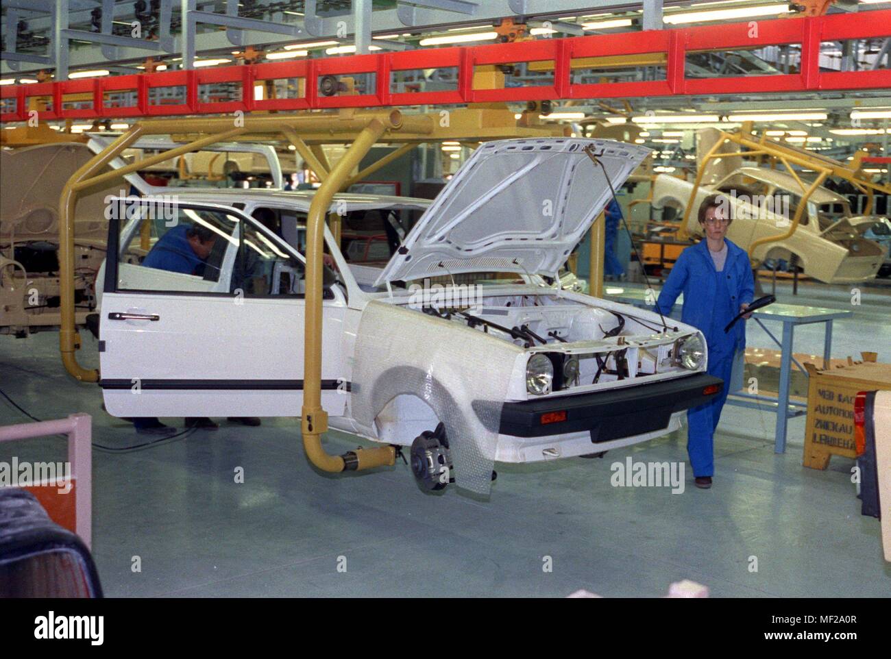 Die Produktion eines VW Polo im Trabant Werk in Mosel, im Hintergrund der Körper eines Trabant gesehen werden kann, auf 21.5. 1990. In der neuen Sachsenringwerk der IFA-Mähdrescher in Mosel bei Zwickau lief der erste in der DDR Polo von der Linie montiert. | Verwendung weltweit Stockfoto