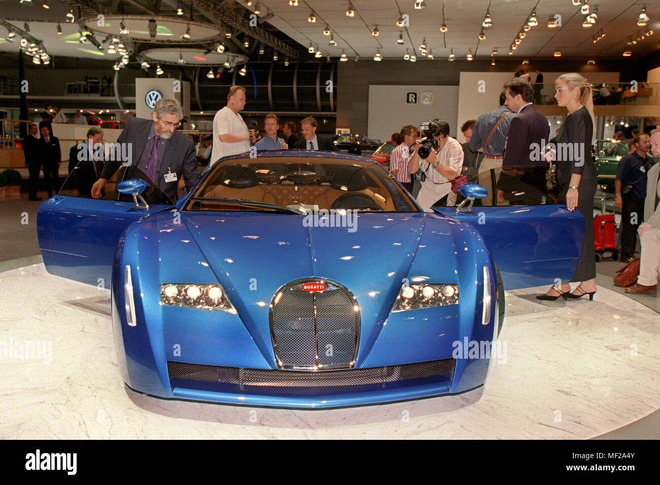 Der Bugatti 18/03 Chiron im VW-Stand auf der Internationalen Automobilausstellung in Frankfurt am 15.9.1999. Der 4,42 Meter lange Sportwagen Studie durch ein CFK-Karosserie aus einem 6,3-Liter, 15-Zylinder, 555 PS-Motor angetrieben wird. Der Volkswagen Konzern erhebliche Anstrengungen nicht nur extrem kleine und sparsame Motoren zu präsentieren, sondern auch leistungsstarke Motoren und Luxus Autos. | Verwendung weltweit Stockfoto
