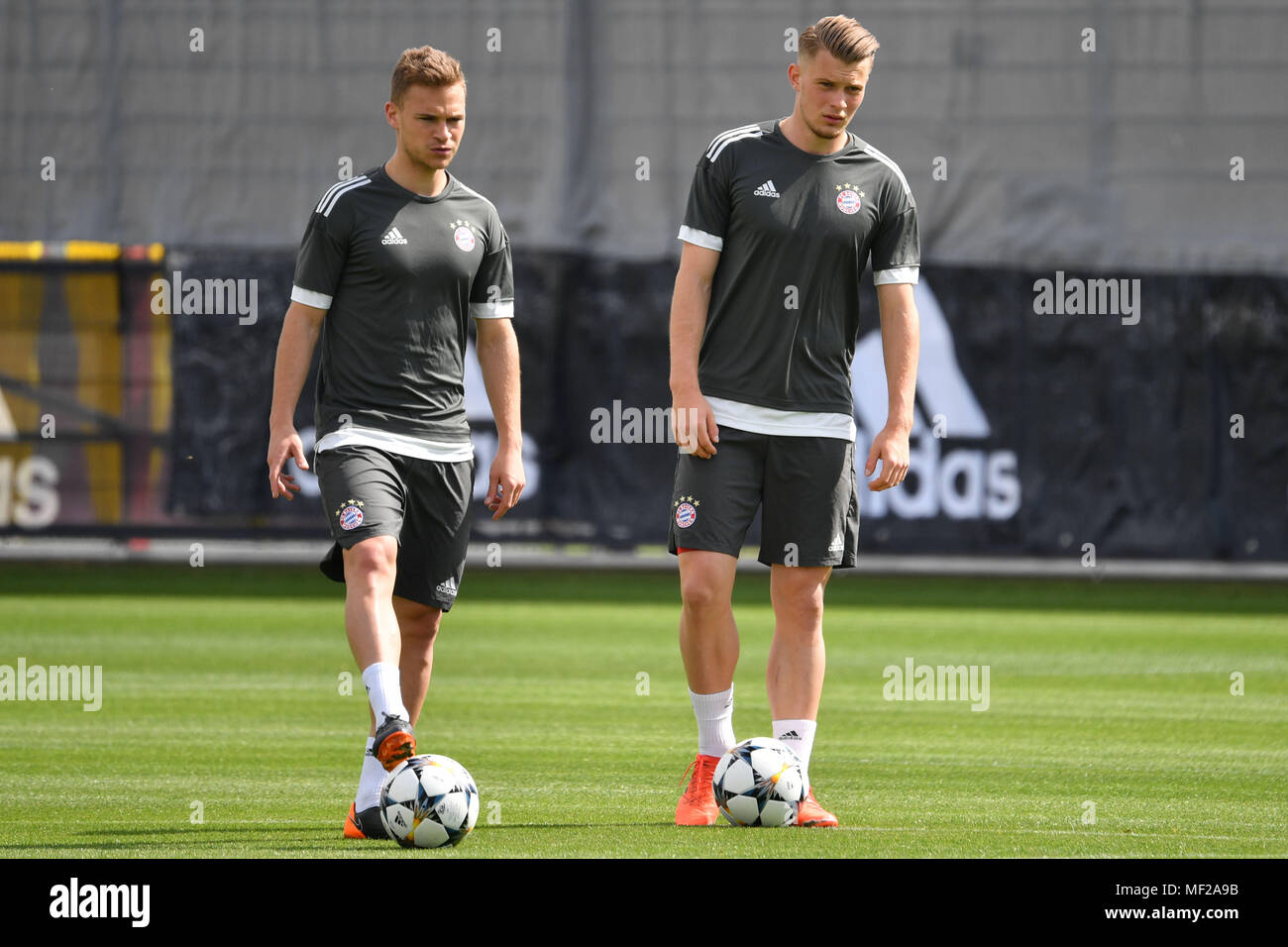 München, Deutschland. 24 Apr, 2018. v. re: Lukas MAI, Joshua KIMMICH (FC Bayern München), Aktion, Abschlusstraining des FC Bayern München vor dem Champions-League-Halbfinale gegen Real Madrid. Trainingsgelände an der Saebener Straße, Fußball, am 24.04.2018. | Verwendung der weltweiten Kredit: dpa/Alamy leben Nachrichten Stockfoto