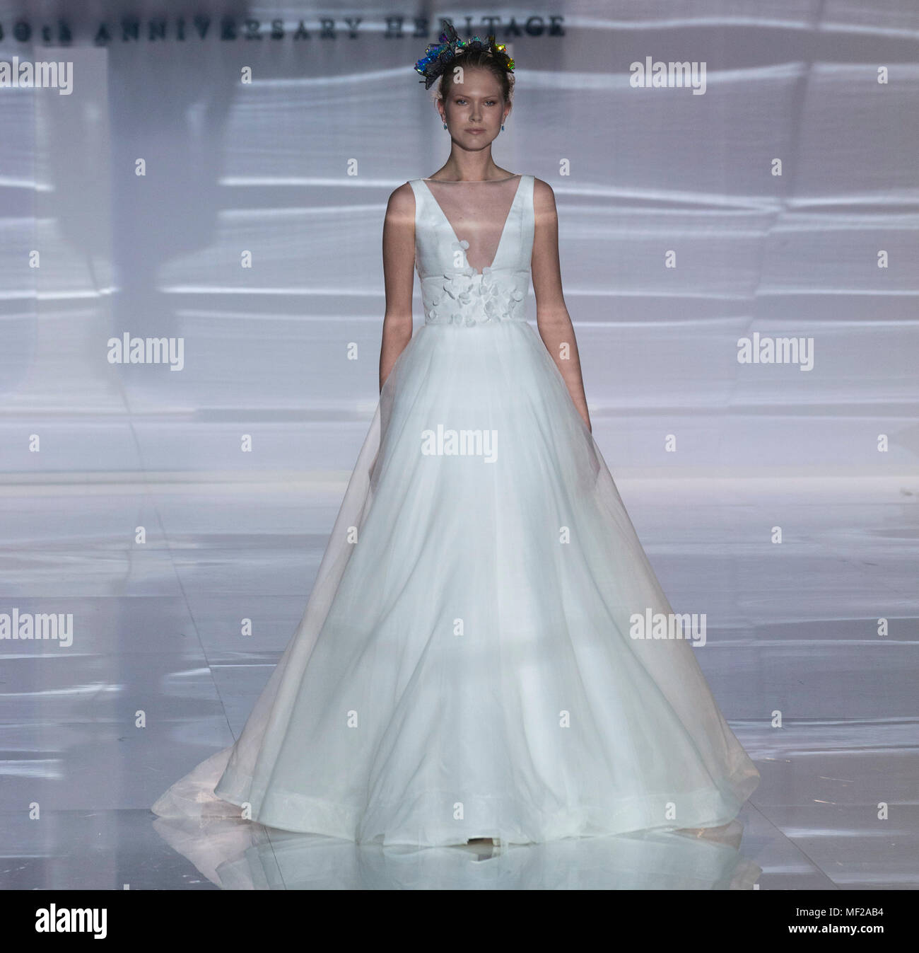 Barcelona, Spanien. 24. April 2018. Ein Modell Vitrinen Designs von Jesus Peiro auf dem Erscheinen während Barcelona Bridal Fashion Week 2018 Fira de Barcelona am 24. April in Barcelona, Spanien 2018. © Victor Puig/Alamy leben Nachrichten Stockfoto