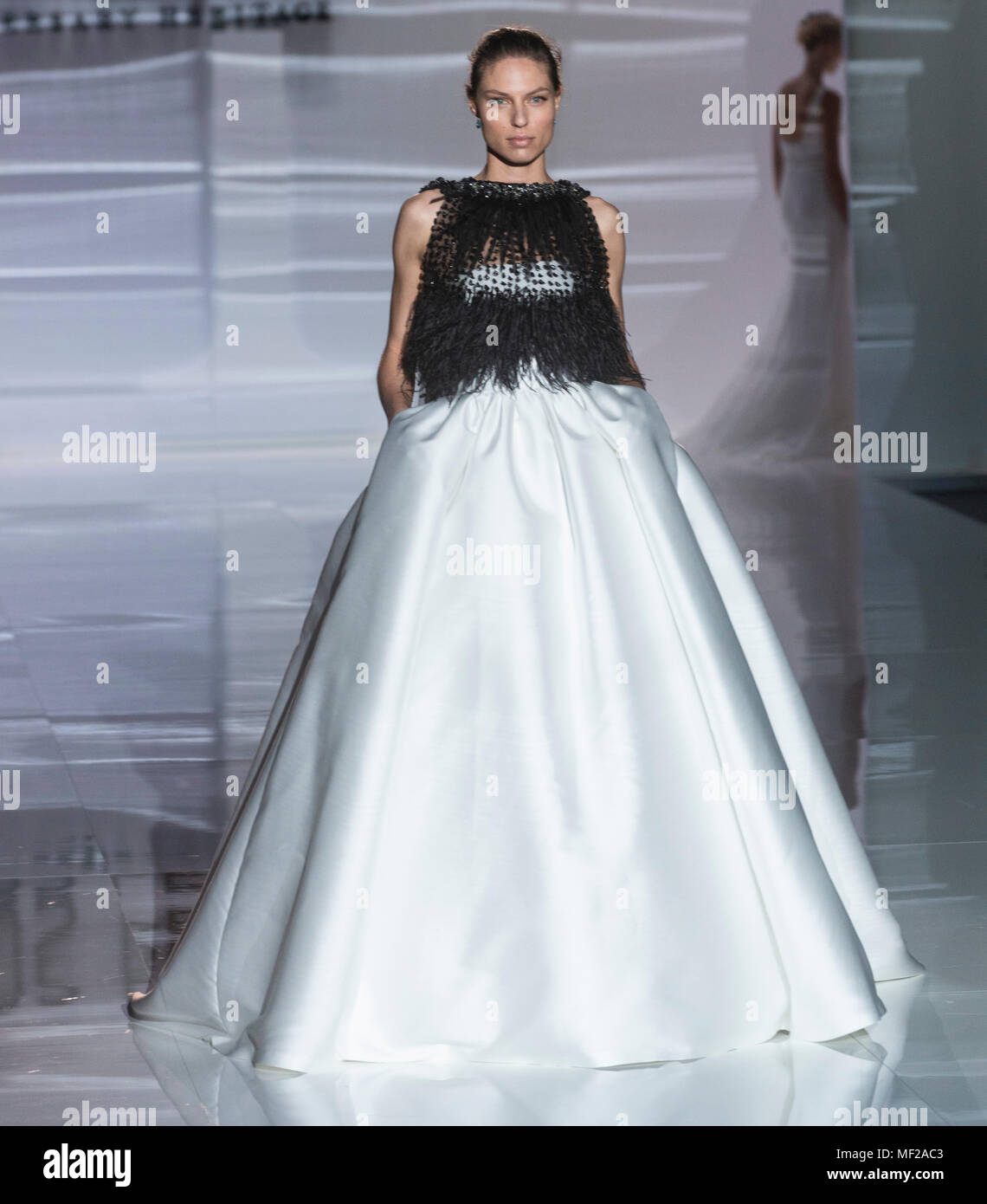 Barcelona, Spanien. 24. April 2018. Ein Modell Vitrinen Designs von Jesus Peiro auf dem Erscheinen während Barcelona Bridal Fashion Week 2018 Fira de Barcelona am 24. April in Barcelona, Spanien 2018. © Victor Puig/Alamy leben Nachrichten Stockfoto