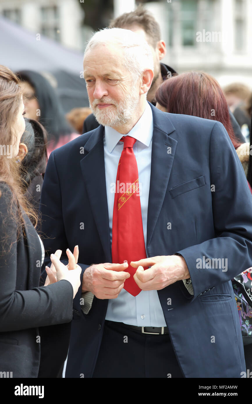 London, UK, 24. April 2018, Jeremy Corbyn besucht Millicent Fawcett statue Enthüllung, die heute im Parlament Square, London stattfand. Die Figur aus Bronze wurde von einem Künstler namens Gillian Wearing entworfen worden - der erste weibliche Bildhauer zu haben eine Arbeit hier angezeigt. Millicent Fawcett war ein wichtiges Zeichen im Kampf für die Rechte der Frauen, die sie im Parlament vertreten zu Stimmen zu gewinnen. 1897 Millicent Einrichten einer Gruppe die Nationale Union der Frauen Wahlrecht Gesellschaften. © Keith Larby/Alamy Leben Nachrichten genannt Stockfoto