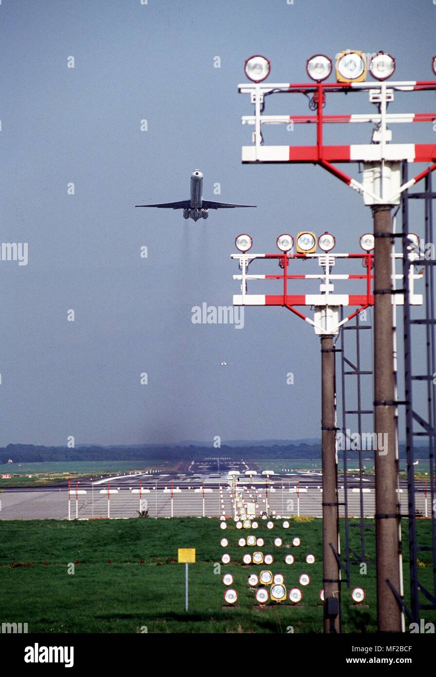 Ein Flugzeug fliegt mit Beginn der Flughafen Düsseldorf über Beleuchtungsanlagen. Am 6.9. 1994. | Verwendung weltweit Stockfoto