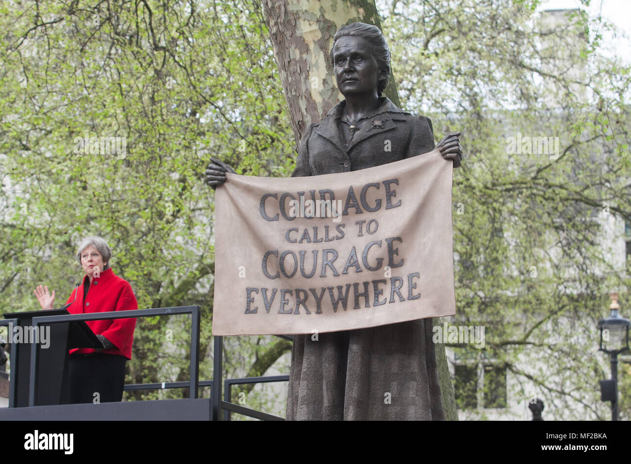 London, Großbritannien. 24. April 2018. Premierminister Theresa May nimmt an der Enthüllungsfeier im Parlament Platz für Suffragist leader Millicent Fawcett, die Kampagne für die Rechte der Frauen: Amer ghazzal/Alamy leben Nachrichten Stockfoto