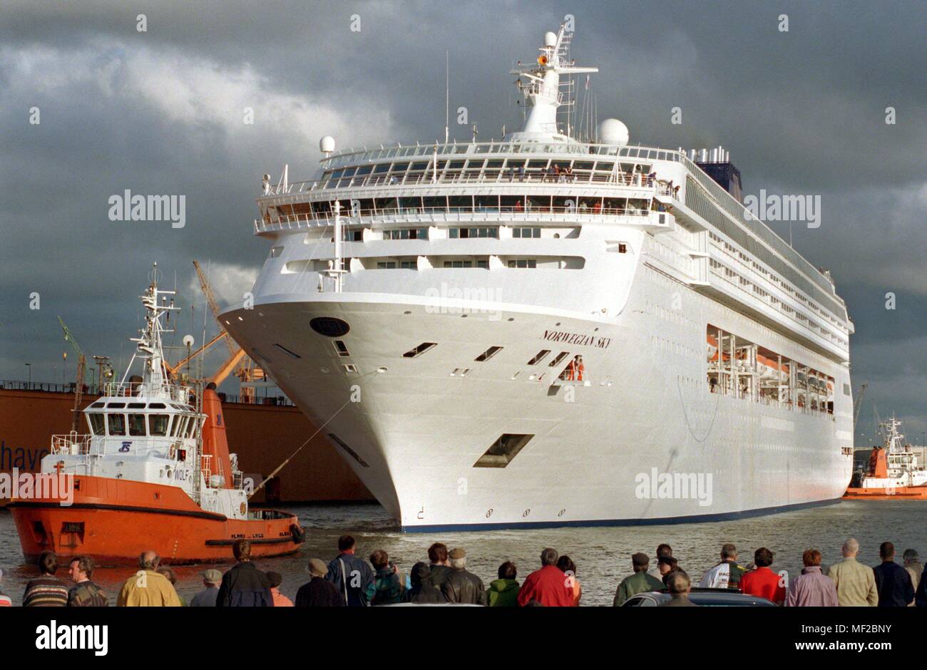 Am 17. Juli 1999, das Kreuzfahrtschiff "Norwegian Sky" Bau verlässt die Lloyd Werft in Bremerhaven für die erste Probefahrt. Mit 161 Besatzungsmitgliedern an Bord ein umfassendes Testprogramm in der Nordsee abgeschlossen ist. Dazu gehören Geschwindigkeitsmessungen, zig-zag Ausflüge, Wendekreis und stop Manöver. Der Rumpf der 80000 BRT-Riese war noch auf der Bremer Vulkan gebaut und war als das Schwesterschiff der "Costa Victoria" abgeschlossen werden. Nach dem endgültigen Konkurs des Konzerns, der Norwegischen Crusises Line (NCL) übernahm die Shell und hatte es in Bremerhaven in der Traum Schiff gebaut. Im Aug. Stockfoto