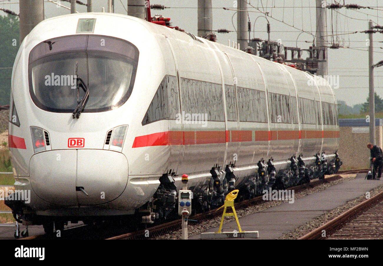 Die neuen IKT-Zug der Deutschen Bahn ist am 27.05.1998 auf der Teststrecke in Wegberg-Wildenrath (Nordrhein-Westfalen). Auf der etwa 6 Kilometer langen Strecke, die Aktive Neigetechnik, die schneller dreht durch geprüfte Kurven zu ermöglichen. Die neue Generation der Hochgeschwindigkeitszug, mit der die Bahn will die Fahrzeiten auf der kurvenreichen Straßen zu verkürzen, wird ab Sommer 1999 verwendet werden. Bis Ende des Jahres 1999, 43 neu IKT-Züge mit Neigetechnik entwickelt wurden Fahrzeiten um bis zu 20 Prozent zu reduzieren, Bahn AG berichtet in Wegberg-Wildenrath im Rheinland mit | Nutzung Stockfoto