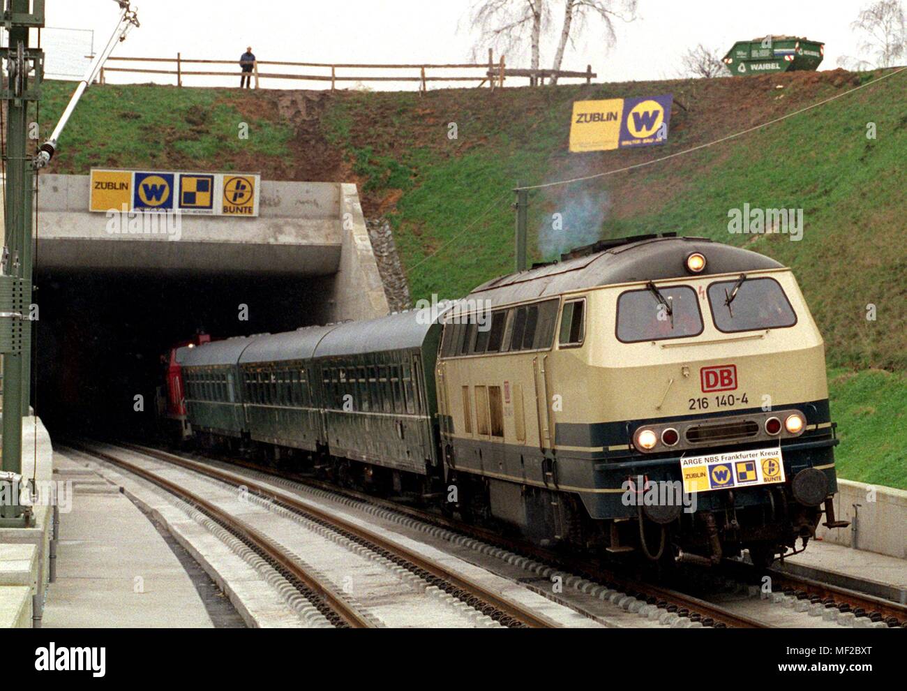 Fährt ein Zug den Tunnel unter dem Frankfurter Kreuz am 30.11.1998, welches nach einer Bauzeit von drei Jahren für die geplante ICE neue Zeile abgeschlossen wurde. In den Bau der vier Leitungen mit einer Gesamtlänge von 2600 m und die gleichzeitige Arbeit an der Autobahn, die Bahn investiert rund 250 Millionen Mark. Die neue Linie Köln - Rhein/Main von 2001 an die Fahrzeit von Frankfurt nach Koeln um knapp eine Stunde verkürzen sollte. | Verwendung weltweit Stockfoto