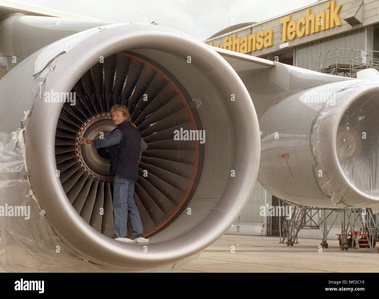 Ein Mechaniker steht am 14.9.1998 im riesigen Turbine eines Jumbo-jets vor  der Lufthansa Werft am Flughafen Berlin-Schönefeld. Die Deutsche Lufthansa  hat eine Testanlage für Motoren in Berlin-schönefeld und 50 Arbeitsplätze  geschaffen. Nach