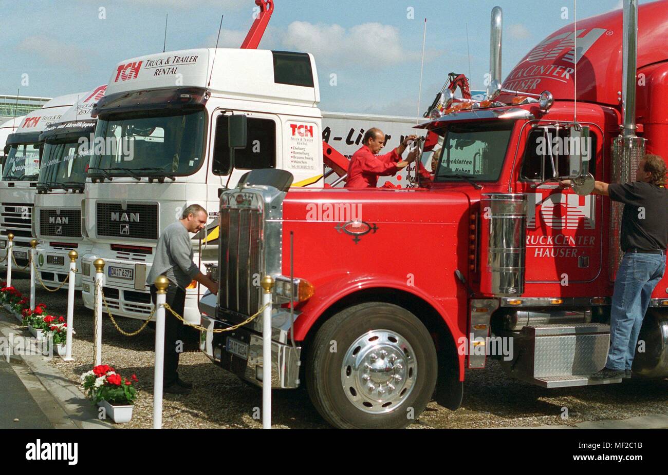 Von der Amerikanischen Peterbilt import Lkw mit 430-PS-Motor (vorne), um den Bereich der Könige des Europäischen "der Straße" am 1.9.1998 in der freeland und in den Messehallen in Hannover mehrere hundert Nutzfahrzeuge für den Anfang September 3 57 Transport Ausstellung IAA Nutzfahrzeuge ausgestellt. Rund 220.000 Besucher werden auf dem Messegelände am kommenden Donnerstag erwartet (10,8). 1.223 Aussteller aus 39 Ländern präsentieren ihre neuesten Nutzfahrzeuge, von der kleinen Stadt Transporter zu schweren Sattelauflieger mit state-of-the-art Computer Technologie. Die Messe, die bezahlt Stockfoto