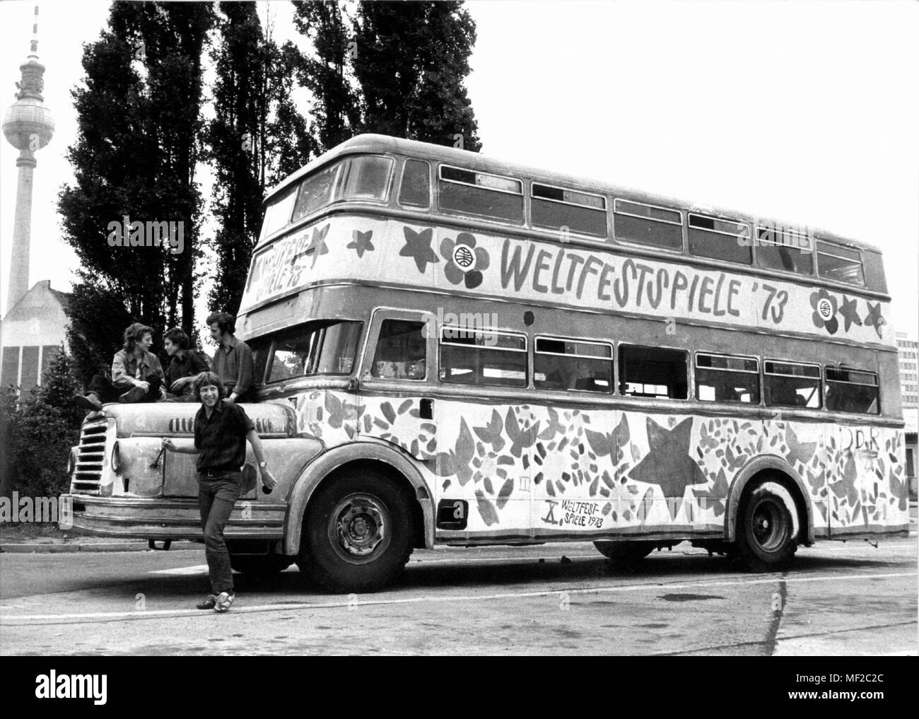 Vor dem Osten Berliner Fernsehturm ein besiedelten bemalte Bus der FDJ (Freie Deutsche Jugend) die Welt Festival fördert. Vom 28. Juli bis 5. August 1973, den x-ten Weltfestspiele der Jugend und Studenten fand in Ost Berlin (DDR). Die internationale Konferenz mit zahlreichen Veranstaltungen wurde von Delegationen aus 140 Ländern mit rund 500.000 Gäste besucht. | Verwendung weltweit Stockfoto