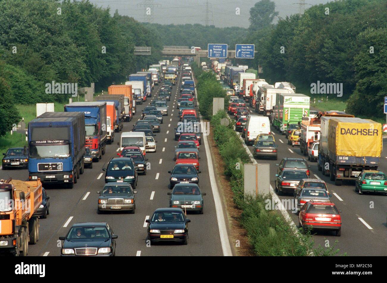 Auf der Autobahn 57 in Neuss auf 3.8.1998 Staus auf 18 Kilometer lang