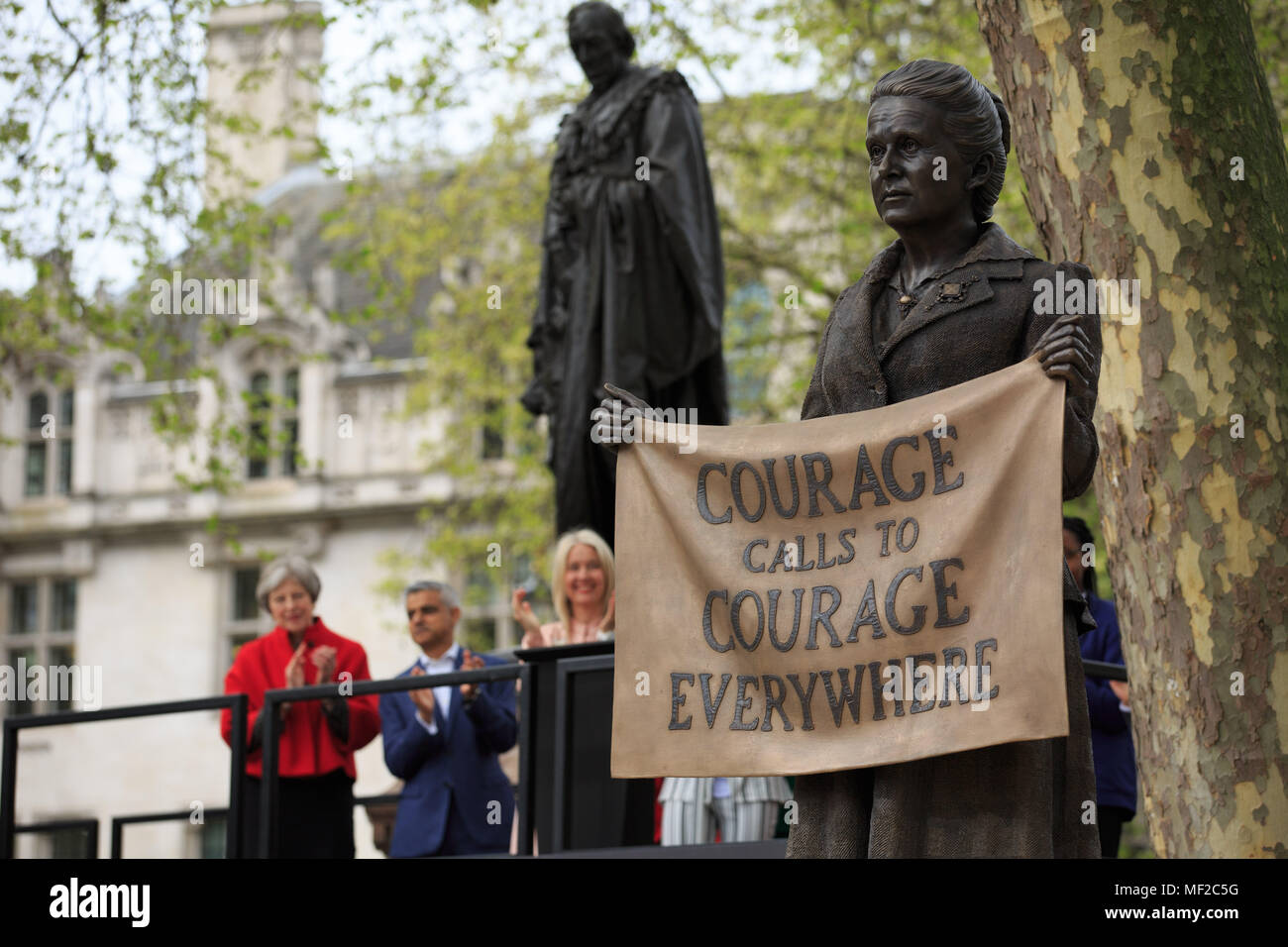 Westminster, London, UK, 24. April 2018 Enthüllung des Millicent Fawcett Statue in Parliament Square, PM Theresa May und Londons Bürgermeister Sadiq Khan Standby die vorgestellte Statue von Millicent Fawcett, Kredit: Richard Soans/Alamy leben Nachrichten Stockfoto