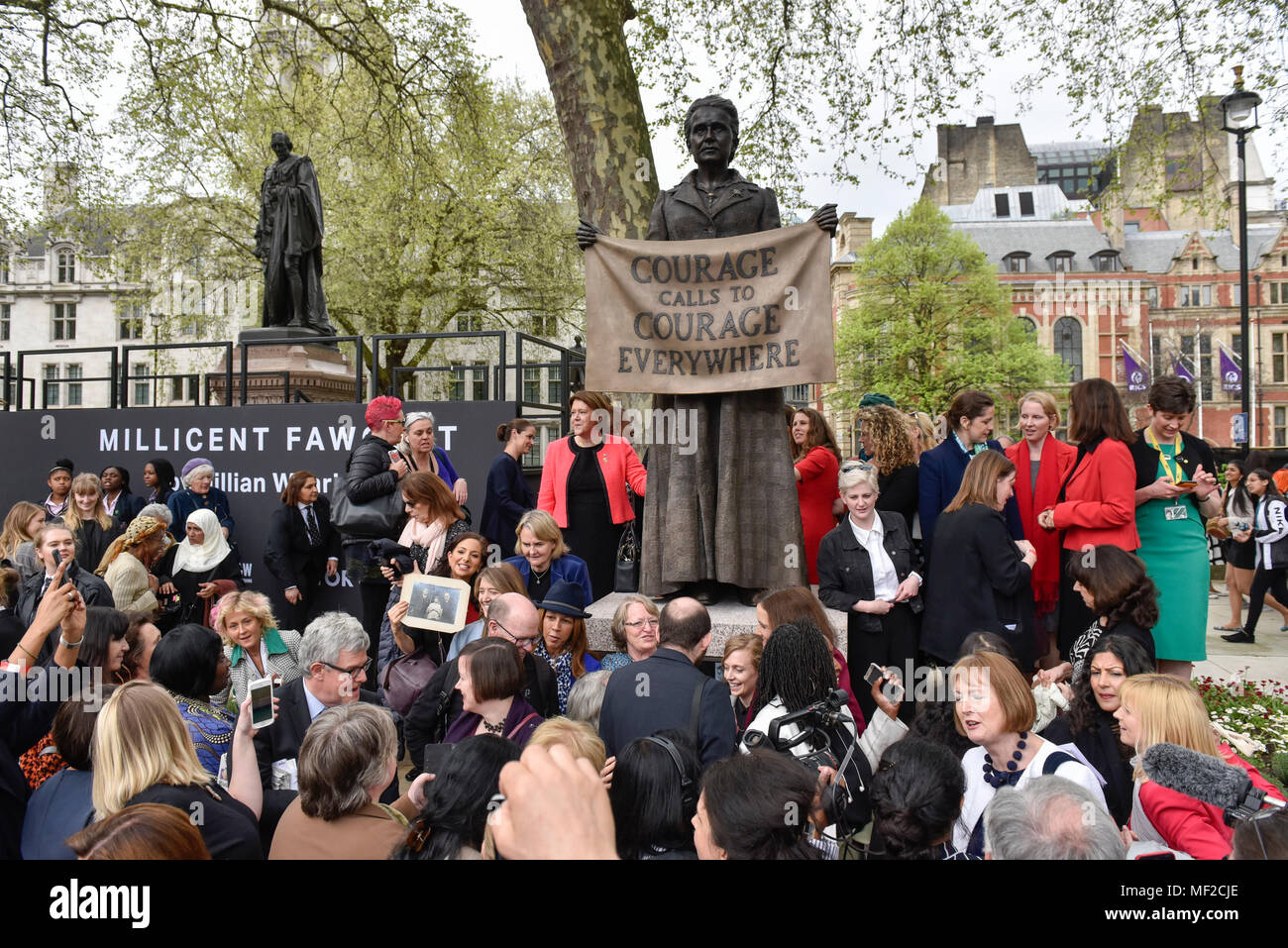 London, Großbritannien. 24. April 2018. Die Zuschauer nehmen Sie Fotos bei der Enthüllung einer Statue von suffragist Millicent Fawcett in Parliament Square. Der Bronzeguss, geschaffen von der Künstlerin Gillian Wearing, zeigt ein Banner lesen den Text "mut Mut everywhere" zu nennen, ist die erste Statue einer Frau zu errichtet im Parlament Platz und wurde im Rahmen des diesjährigen Jahrestag der 1918 Darstellung des Menschen Handeln in Auftrag gegeben, die einige Frauen über 30 Jahren das Recht zu wählen. Credit: Stephen Chung/Alamy leben Nachrichten Stockfoto