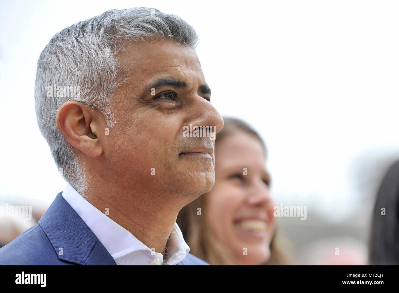 London, Großbritannien. 24. April 2018. Sadiq Khan, Bürgermeister von London, bei der Enthüllung einer Statue von suffragist Millicent Fawcett in Parliament Square. Der Bronzeguss, geschaffen von der Künstlerin Gillian Wearing, zeigt ein Banner lesen den Text "mut Mut everywhere" zu nennen, ist die erste Statue einer Frau zu errichtet im Parlament Platz und wurde im Rahmen des diesjährigen Jahrestag der 1918 Darstellung des Menschen Handeln in Auftrag gegeben, die einige Frauen über 30 Jahren das Recht zu wählen. Credit: Stephen Chung/Alamy leben Nachrichten Stockfoto