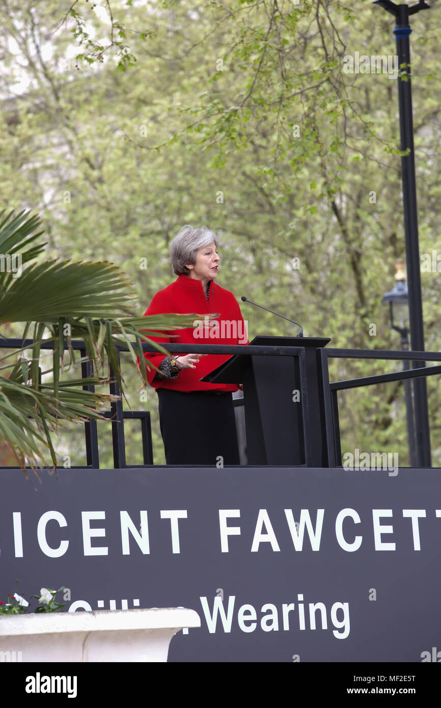 London, UK, 24. April 2018, Theresa May, Ministerpräsident besucht Millicent Fawcett statue Enthüllung, die heute im Parlament Square, London stattfand. Die Figur aus Bronze wurde von einem Künstler namens Gillian Wearing entworfen worden - der erste weibliche Bildhauer zu haben eine Arbeit hier angezeigt. Millicent Fawcett war ein wichtiges Zeichen im Kampf für die Rechte der Frauen, die sie im Parlament vertreten zu Stimmen zu gewinnen. 1897 Millicent Einrichten einer Gruppe die Nationale Union der Frauen Wahlrecht Gesellschaften. © Keith Larby/Alamy Live Newstoo. © Keith Larby/Alamy Leben Nachrichten genannt Stockfoto