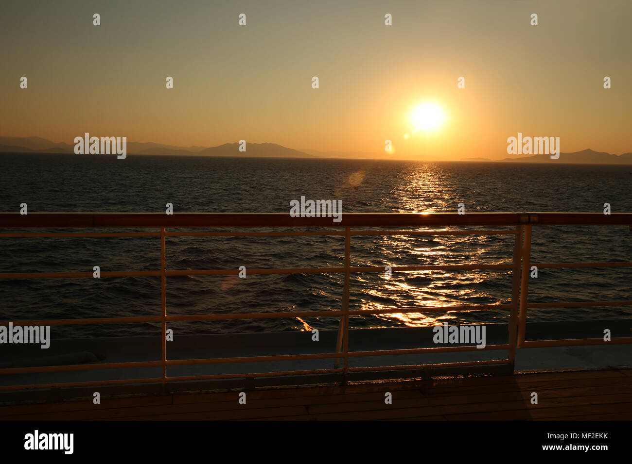 Sonnenuntergang vom Deck eines Kreuzfahrtschiffes, Kreuzfahrt im Mittelmeer. Stockfoto