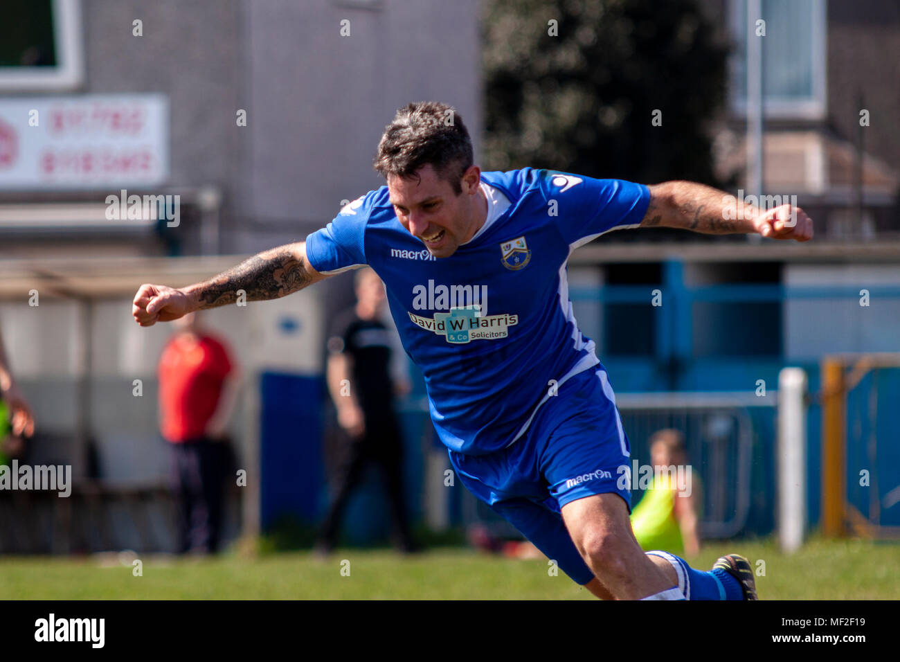 Port Talbot Stadt Mittelfeldspieler Chris Keane gleicht gegen Llanelli Stadt. Port Talbot Stadt 1-3 Llanelli Stadt. 21/4/18. Stockfoto