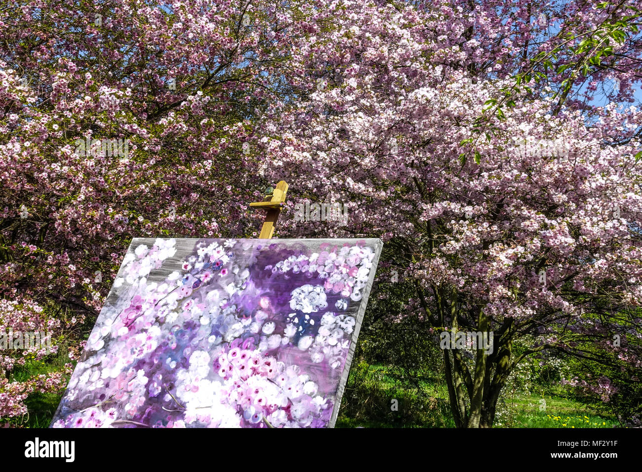 Bild auf Leinwand mit blühendem rosa Kirschbaum im Garten, prunus-Obstgarten, Frühlingsgemälde Sakura blühende Baumquelle Stockfoto