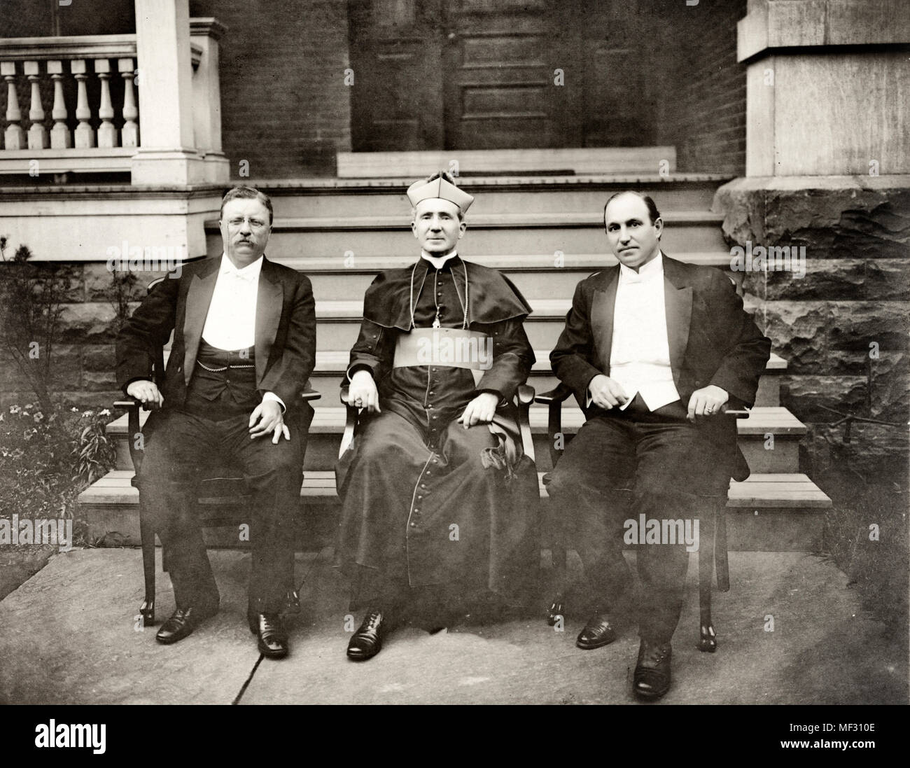 Theodore Roosevelt, Pfr. M.J. Hoben [d. h. Hoban], und John Mitchell, gestellt, vor der Veranda sitzen, um 1910 Stockfoto
