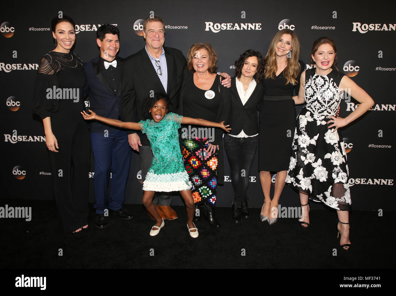 "Roseanne" Premiere an der Walt Disney Studio Lot - Ankunft mit: Whitney Cummings, Michael Fishman, John Goodman, Roseanne Barr, Sarah Gilbert, Sarah Chalke, Emma Kenney, Jayden Rey Wo: Burbank, Kalifornien, USA, wenn: 23 Mar 2018 Credit: FayesVision/WENN.com Stockfoto