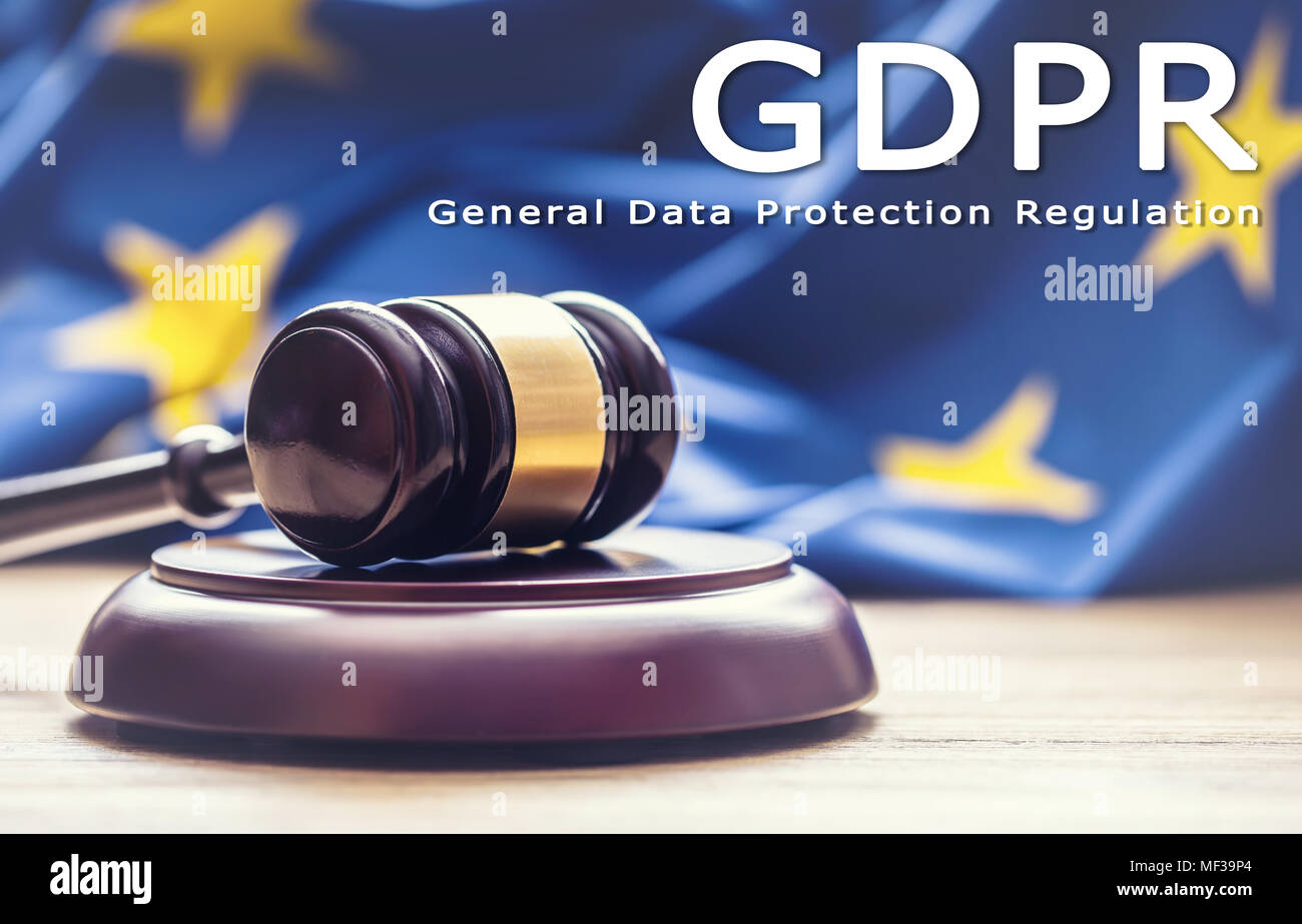 Richter Holz- Hammer mit EU-Flagge im Hintergrund mit Text BIPR - Allgemeine Datenschutzverordnung. Stockfoto