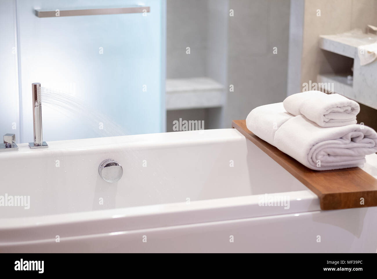 Badezimmer innen weiß Wellness handtücher Kopie Raum Dusche mit erfrischenden Stockfoto