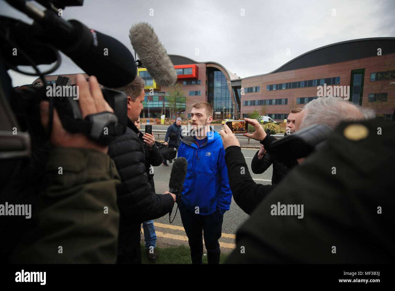 Tom Evans spricht mit den Medien außerhalb von Liverpool Alder Hey Children's Hospital, wo seine 23-Monate alten Sohn, Alfie, hat in der Mitte eines Lebens, - Unterstützung der Behandlung kämpfen. Stockfoto