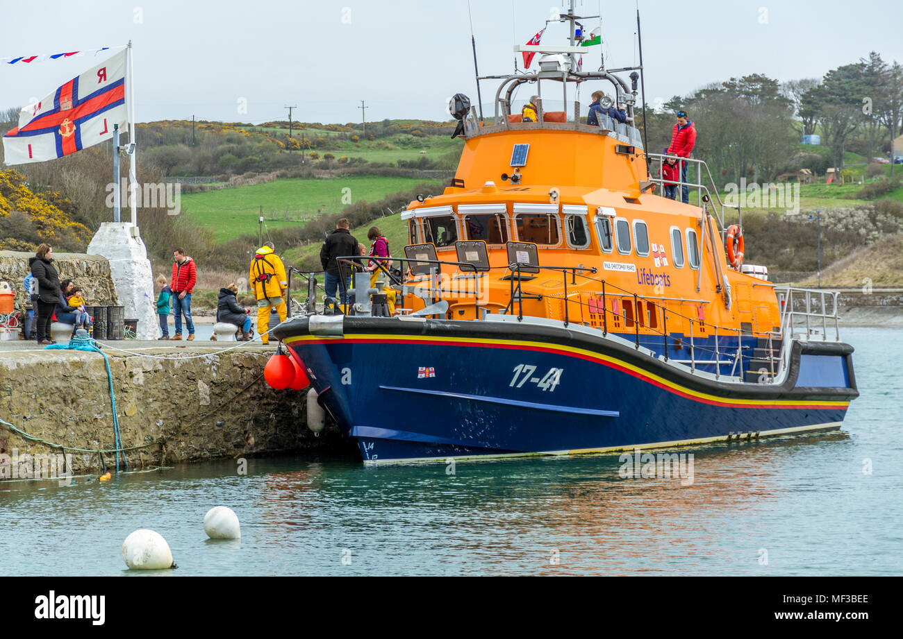 RNLI Meer Bewußtsein Tag gehalten an der Pier, Cemaes auf Anglesey. Veranstaltung bis zum 15. April 2018. Holyhead Rettungsboot auf dem Display. Stockfoto