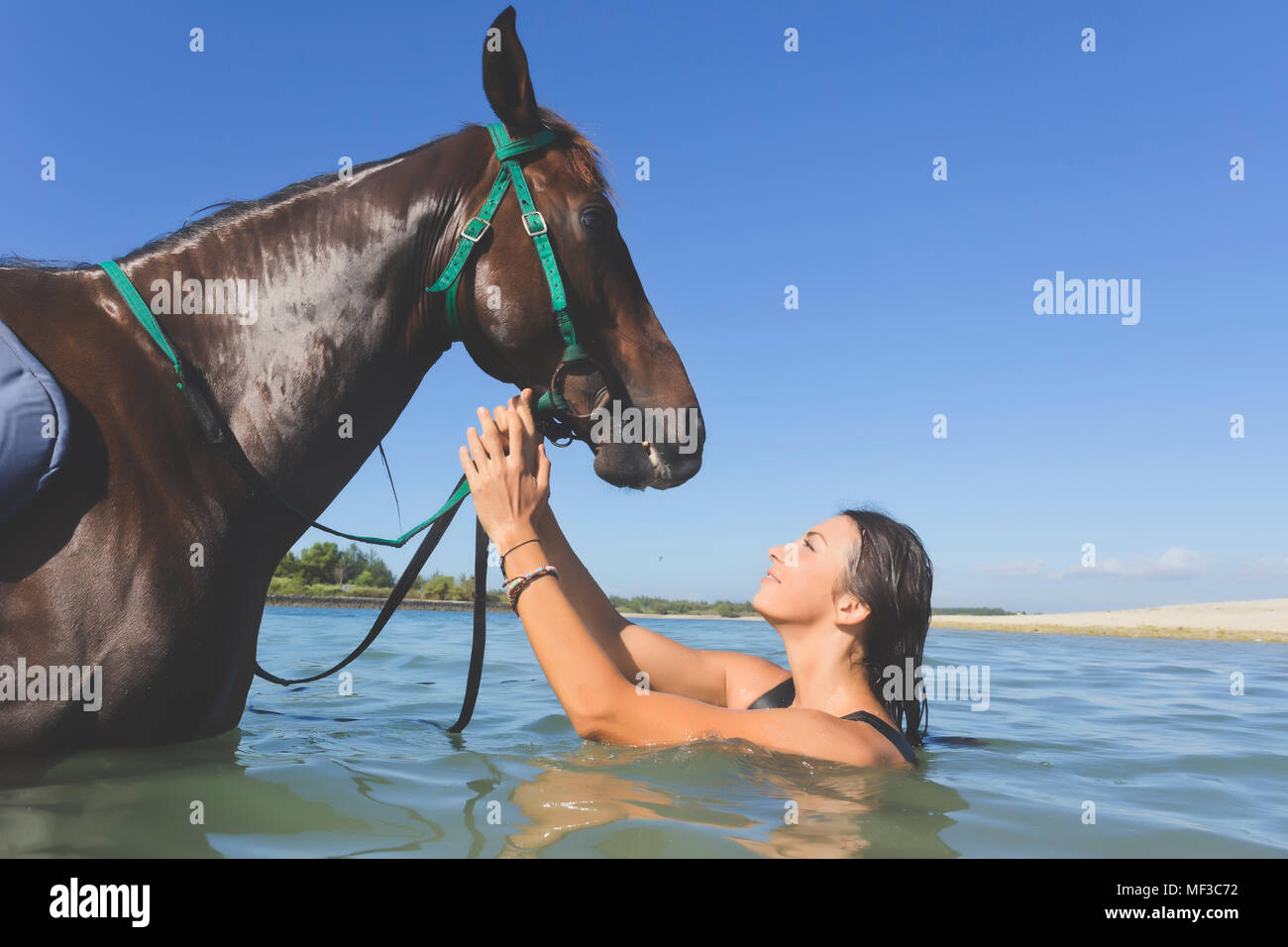 Indonesien, Bali, Frau mit Pferd Stockfoto