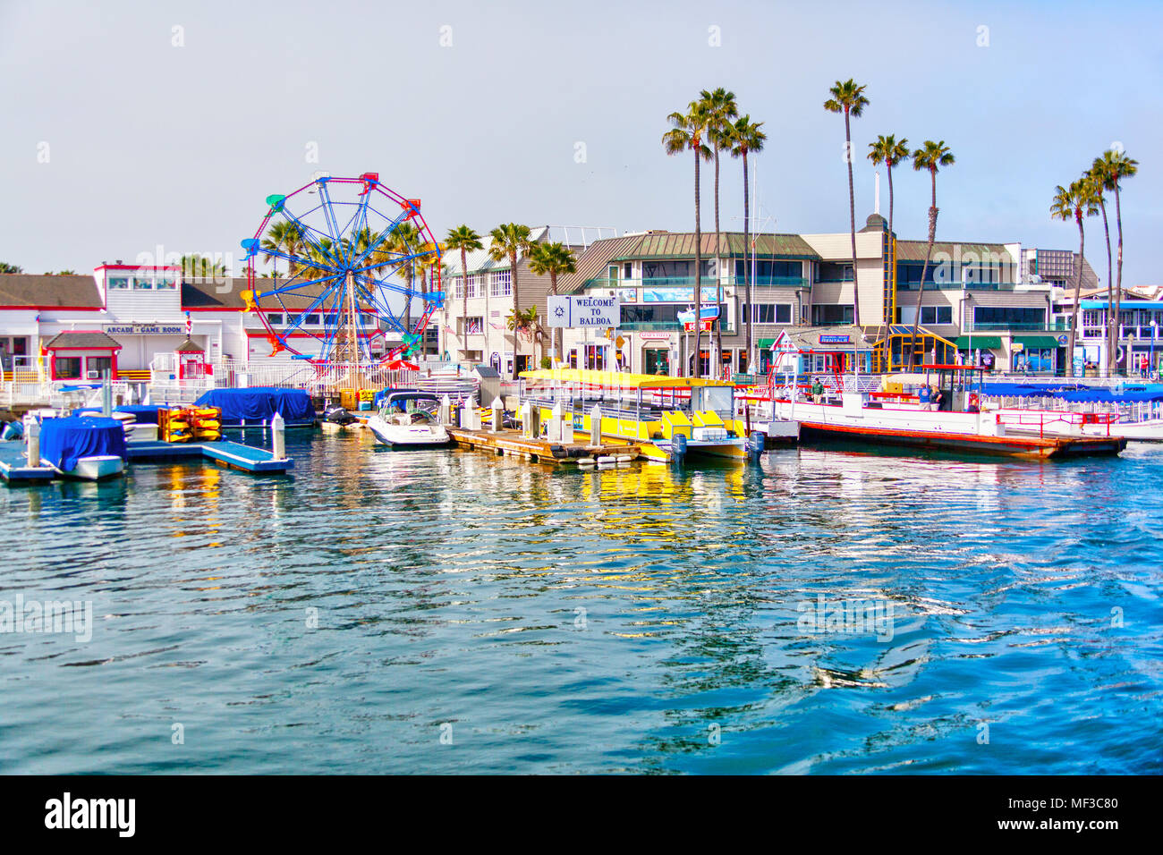 NEWPORT Beach, CA, USA - Mar 29, 2018: Beliebte am Pier Balboa Peninsula in Südkalifornien mit Riesenrad, Souvenirläden, Restaurants und Boote Stockfoto